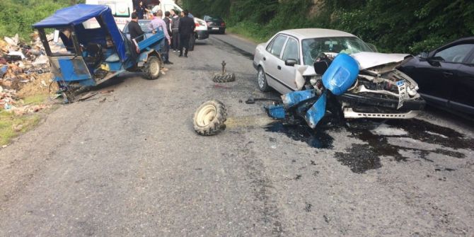 Patpat İle Otomobil Kafa Kafaya Çarpıştı