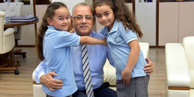 İki Minik Öğrencinin Başkan Sevgisi