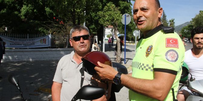 Fethiye’de Polisler Motosiklet Sürücülerine Kask Hediye Etti