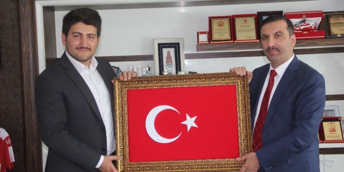 15 Temmuz Gazisinden Sarıcaoğlu’na Nakış İşlemeli Türk Bayrağı Tablosu