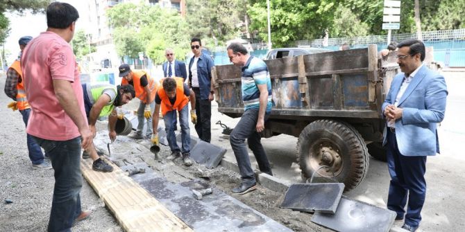 Başkan Atilla, Kaldırım Çalışmalarını Denetledi