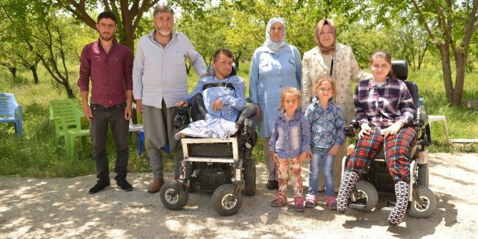 Başkan Atilla’nın Eşinden Engelli Kardeşlere Ziyaret