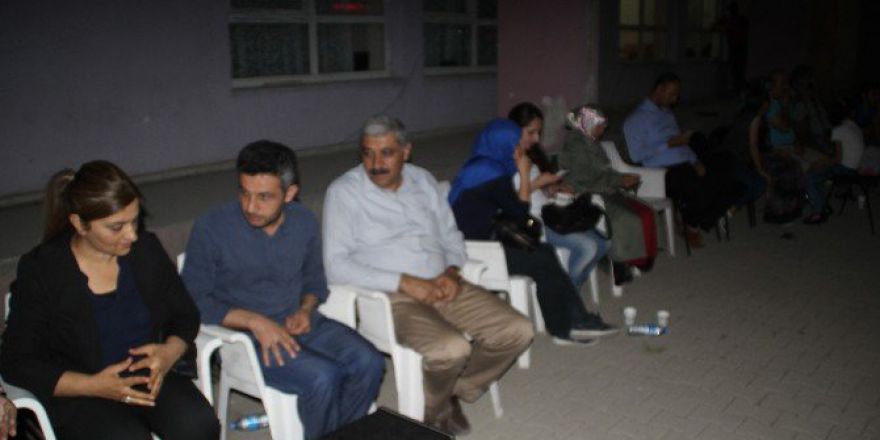 Polisten Pankartlara El Koyma