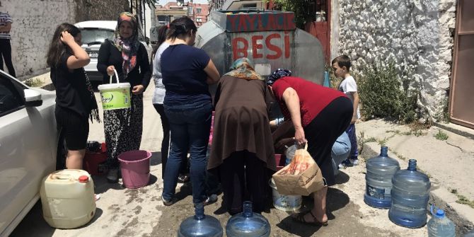 İzmir’de Damacanalarla Su Çilesi