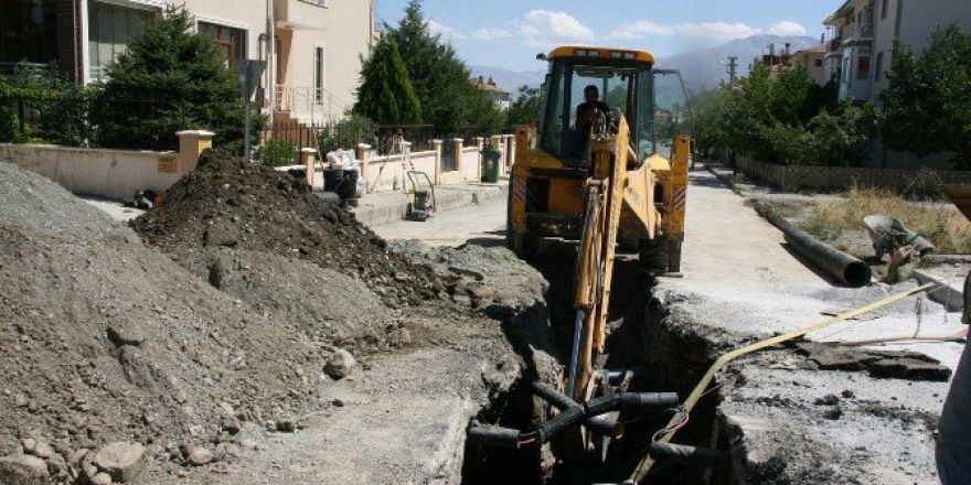 Kanalizasyon Hattı Yenileme Çalışmaları Devam Ediyor