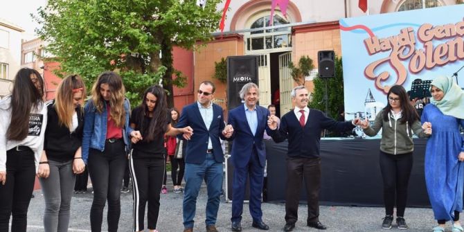 Başkan Demircan Öğrencilerle Birlikte Halay Çekti