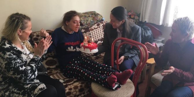 Ak Kadınlardan Engelli Kız Kardeşlere Doğum Günü Sürprizi
