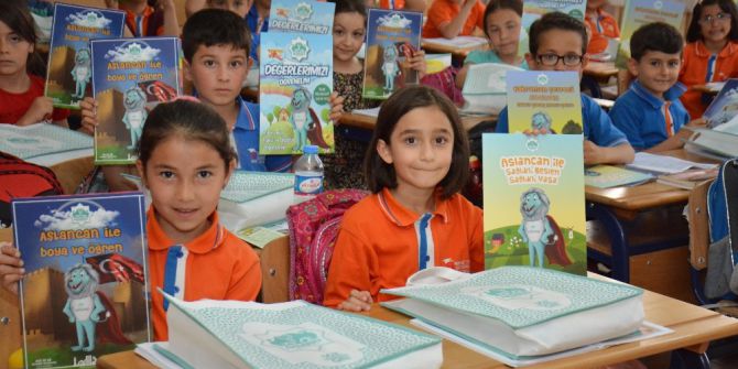 Öğrencilerden Başkan Yazgı’ya Tebrik Kartlı Kutlama