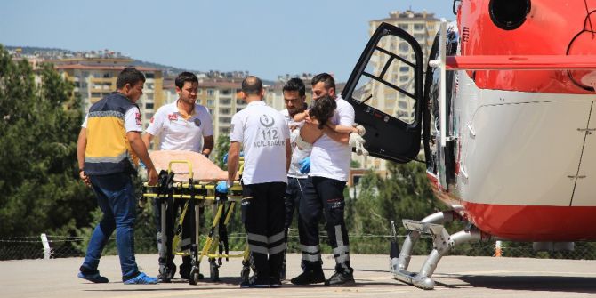 Helikopterle Tedaviye Getirilen Çocuk, Elindeki Oyuncağı Bırakmadı