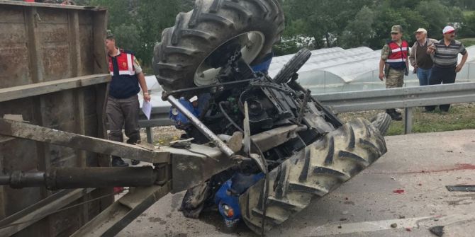 Amasya’da Traktör İle Minibüs Çarpıştı: 1 Ölü, 3 Yaralı