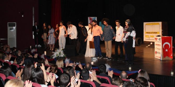 Aydın Değişim Kolejinden Türkçe Şiir Ve Tiyatro Gecesi