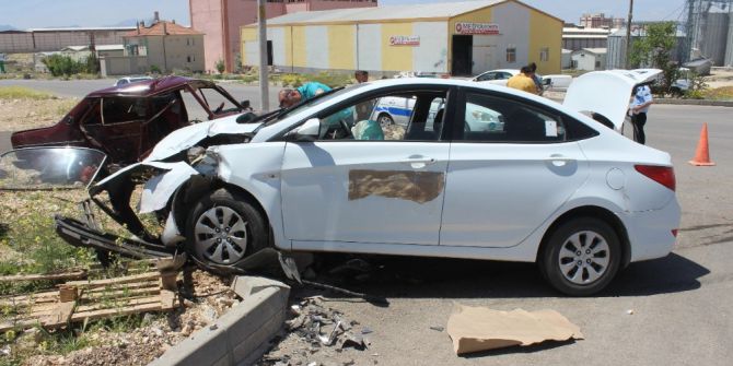 Karaman’da 2 Otomobil Çarpıştı: 3 Yaralı