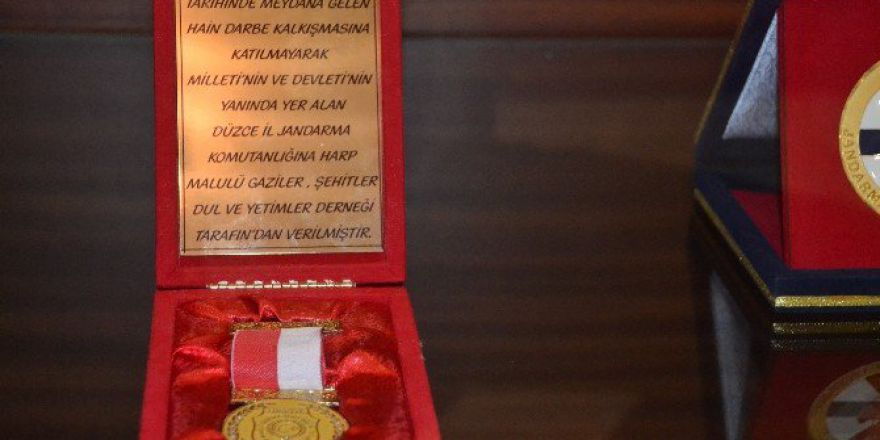 Şehit Yakınları Ve Gazilerden Jandarma Komutanı Güvenir’e Övünç Madalyası