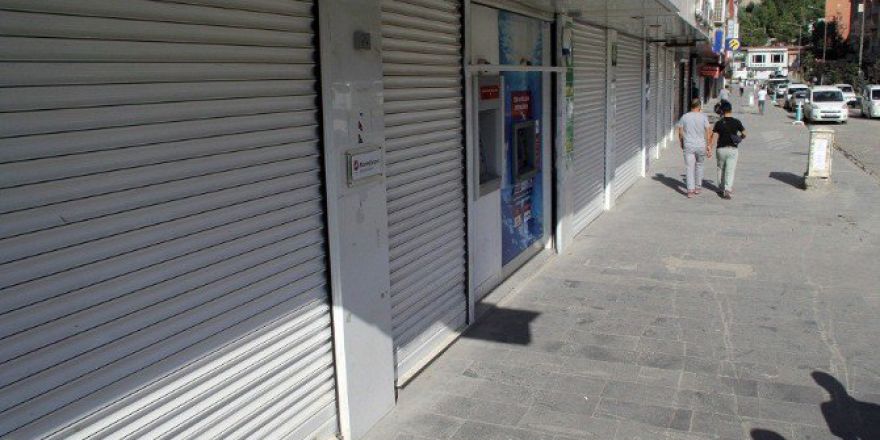 Hakkari’de Esnaf Kepenk Açmadı