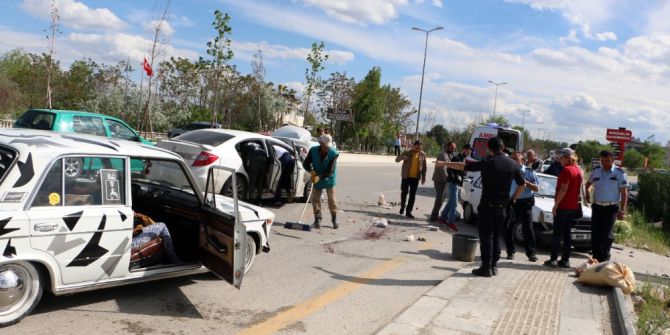 Park Halinde Ki Araca Çarptı: 3 Yaralı