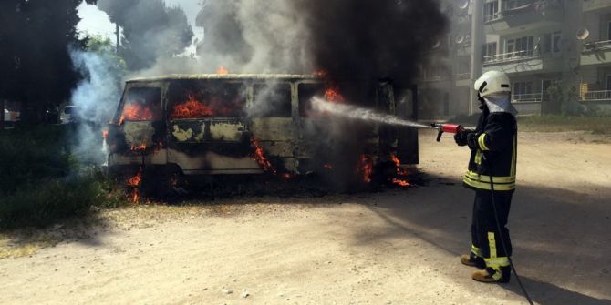 Terk Edilmiş Minibüs Yandı