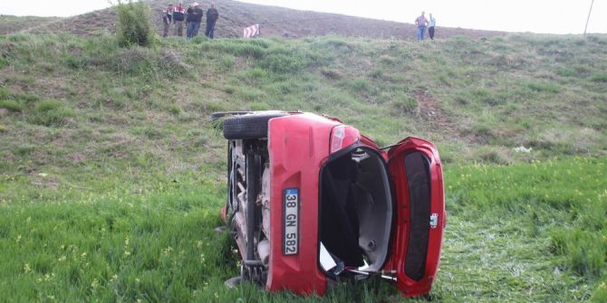 Öğretmenleri Taşıyan Otomobil Tarlaya Devrildi: 3 Yaralı
