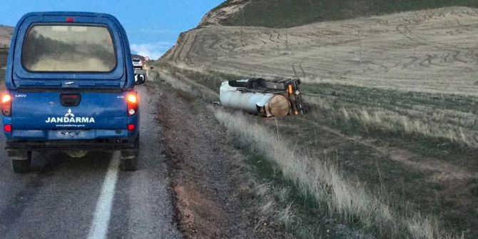 Asit Tankeri Şarampole Yuvarlandı