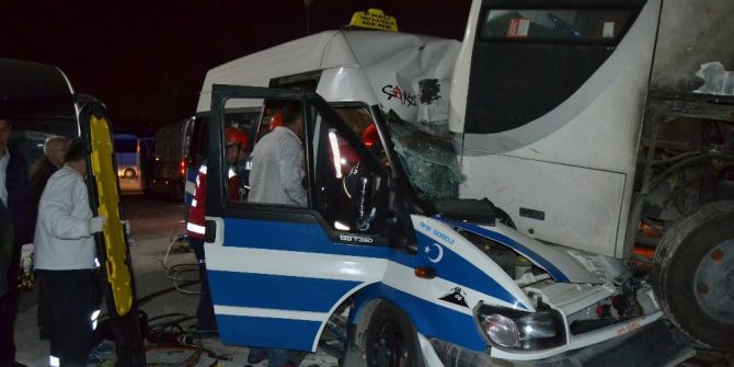 İterek Çalıştırmak İstediği Minibüsle Otobüsün Altına Girdi: 1 Yaralı