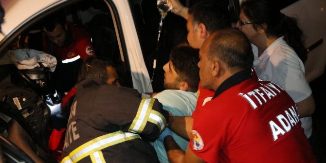 İki Araç 80 Kilometre Hızla Kafa Kafaya Çarpıştı: 4 Yaralı