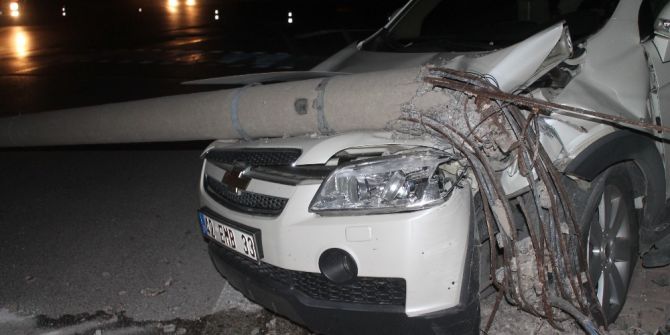 Cip Çarptığı Direğin Altında Kaldı