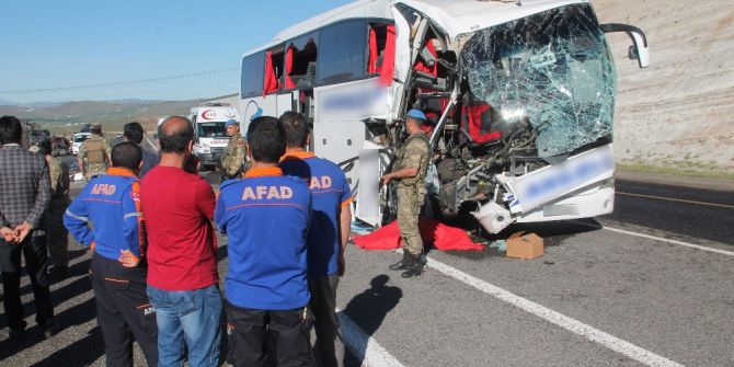 Elazığ’da Otobüs Tıra Çarptı: 2 Ölü, 30 Yaralı