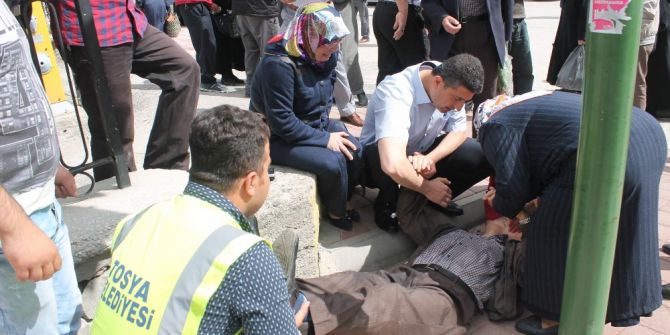 Kaymakam Koruması Kriz Geçiren Yaşlı Adamı Yere Düşerken Yakaladı