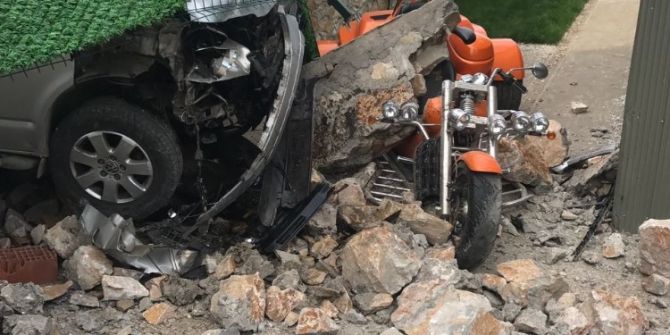 Bursaspor Yöneticisinin Evine Minibüs Daldı: 1 Yaralı