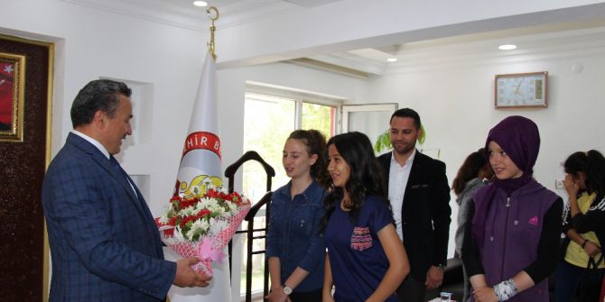 Başkan Tutal, Gazi Ortaokulu Öğrencilerini Ağırladı