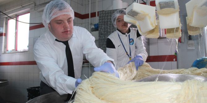 Engelli Çocuklar Kendi Elleriyle Pişmaniye Çekti