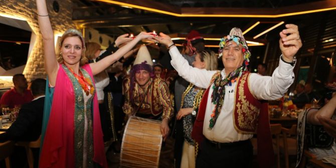 Romanya’dan Gelen Belediye Başkanına Kına Gecesi