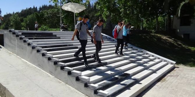 Piyano Merdivende Nota Ritminde Yürüyüş Keyfi