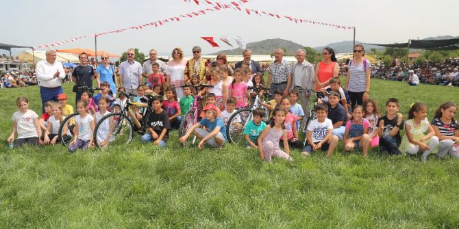 Çocuk Oyunlarında Dereceye Girenlere Başkan Uysal’dan Bisiklet