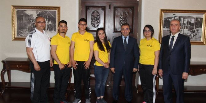 Bilek Güreşi Şampiyonları Vali İsmail Çataklı’yı Ziyaret Ettiler