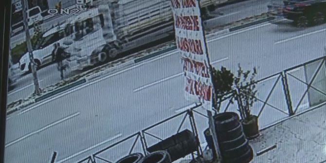 Kamyonun Çarptığı Şahıs 5 Metre Havaya Böyle Uçtu