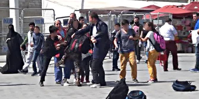 Taksim Meydanı’nda İlkokul Öğrencileri Birbirine Girdi