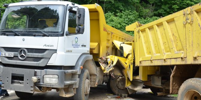 Mıcır Yüklü Kamyonlar Çarpıştı: 1 Yaralı