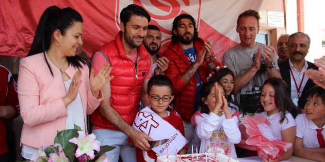 Sivasspor Şampiyonluk Pastasını Çocuklarla Kesti