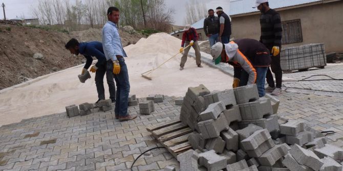 Özalp Belediyesinden Yol Yapım Çalışması