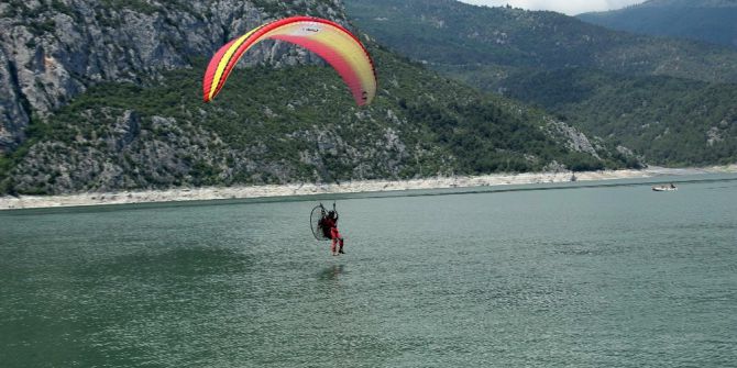 Kanyonda Paramotor Gösterisi Nefes Kesti