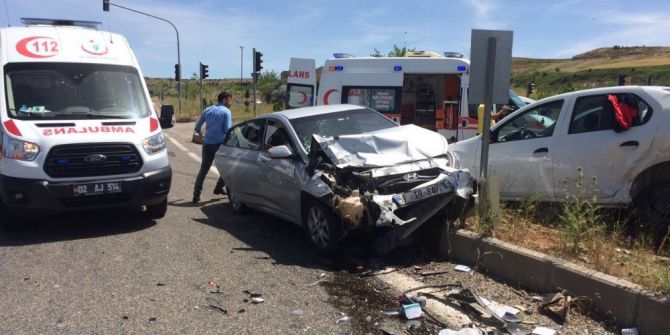 İki Otomobil Çarpıştı: 4 Yaralı