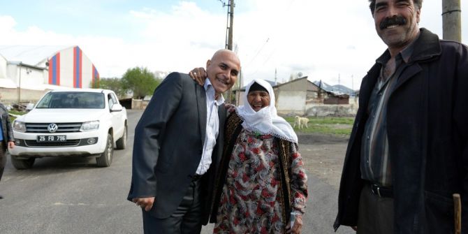 Biri Asfalta Teşekkür Etti, Diğeri Evinin Önüne Asfalt İstedi