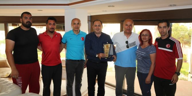 Öğretmenlerden Başkan Sarıoğlu’na Teşekkür Plaketi