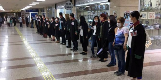 Adliyede Oturma Eylemi Yapan Avukatlara Müdahale