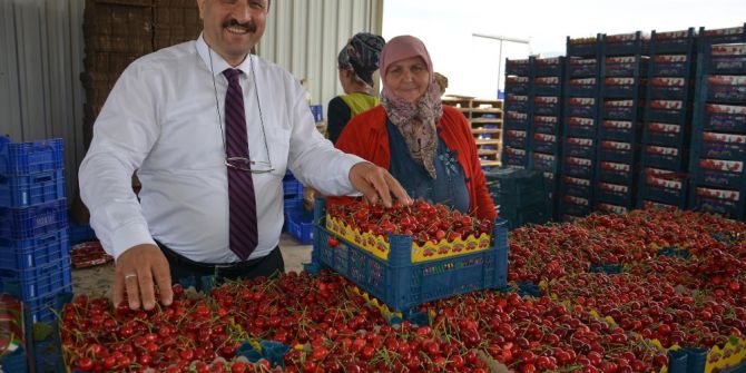 Demirci Belediyesinden Kiraz Pazarına Tam Not