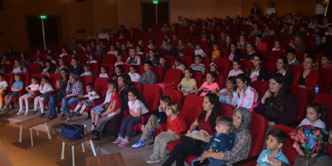 “Dönüşüm İyi Gelecek” Tiyatro Oyunu İlgiyle İzlendi