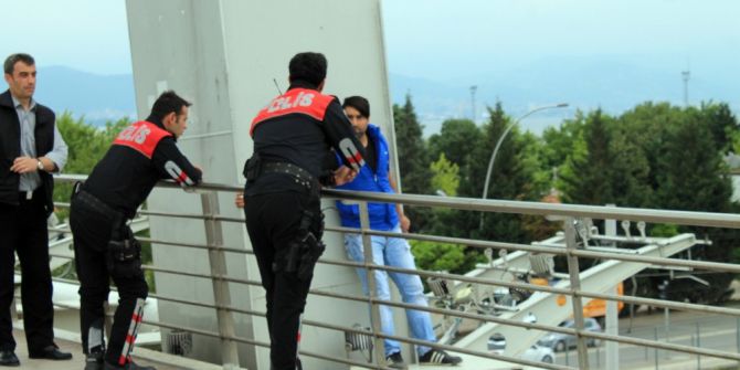 Parasını Alamayan İşçi Köprüden Atlamak İstedi