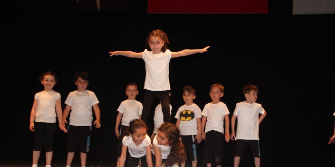 Miniklerin Yılsonu Gösterisi Göz Kamaştırdı