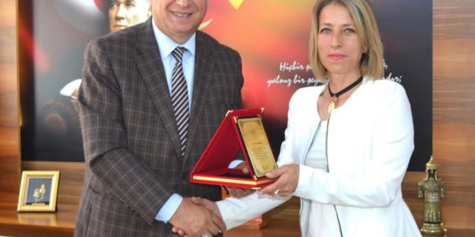 Yılın Hemşiresine Teşekkür Plaketi