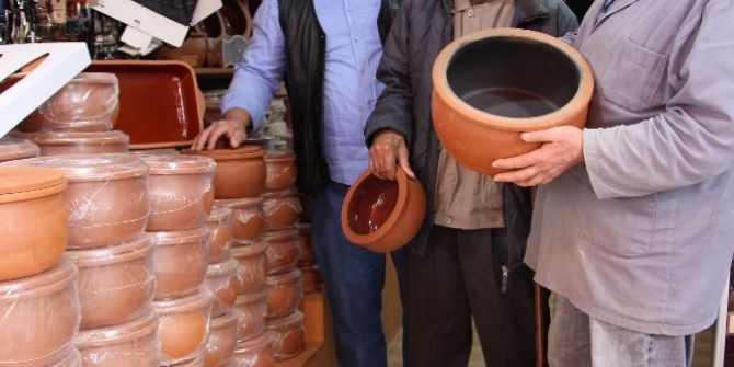 Tezgahlarda Yerini Alan Ramazan Güveçlerine İlgi Arttı